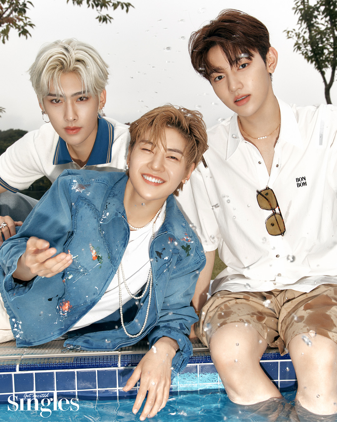 리키가 마르니 by 분더샵의 니트, 나카샤 진코 by 엠프티 서울의 팬츠, 매튜가 더뮤지엄비지터의 재킷, 에트로의 쇼츠, 하오가 본봄의 셔츠와 팬츠를 착용하고 촬영한 싱글즈 화보